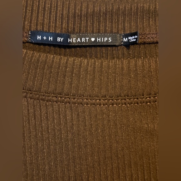 Heart +Hips Ribbed Long Sleeve Wide Neck Top With Four Button Detail - NWT - Picture 11 of 17